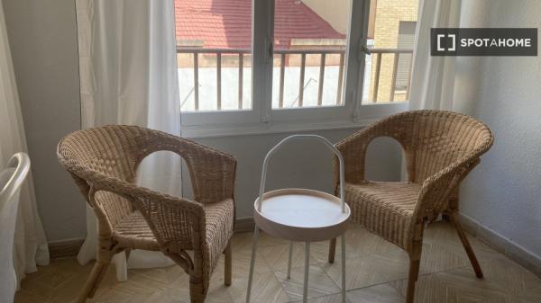 Room for rent in 4-bedroom apartment in Mercado, Alicante