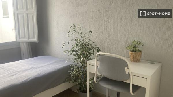 Aluga-se quarto em apartamento de 4 quartos no Mercado, Alicante