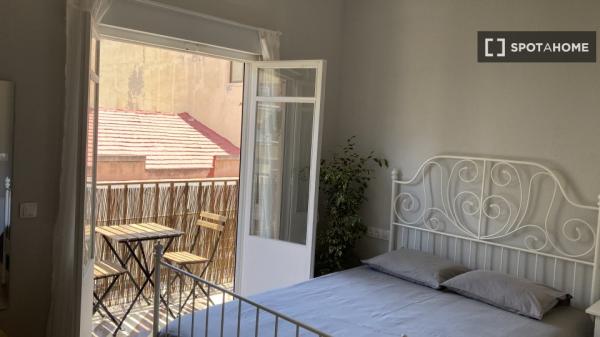 Aluga-se quarto em apartamento de 4 quartos no Mercado, Alicante