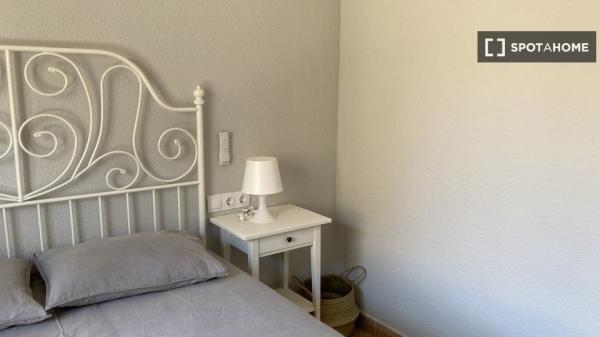 Room for rent in 4-bedroom apartment in Mercado, Alicante