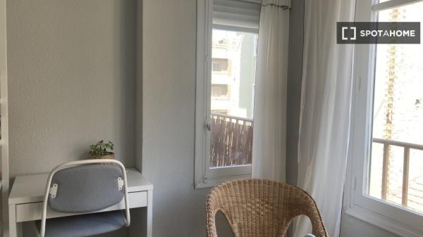 Aluga-se quarto em apartamento de 4 quartos no Mercado, Alicante