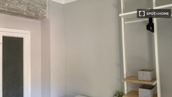 Room for rent in 4-bedroom apartment in Mercado, Alicante