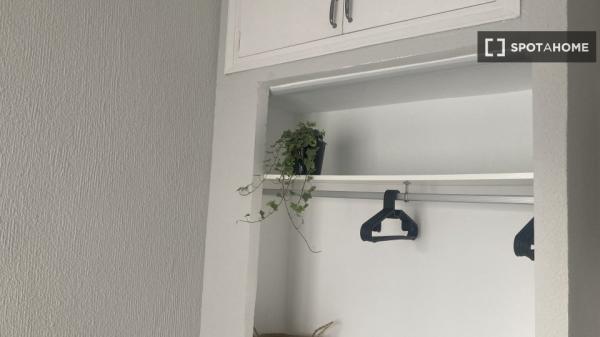 Aluga-se quarto em apartamento de 4 quartos no Mercado, Alicante