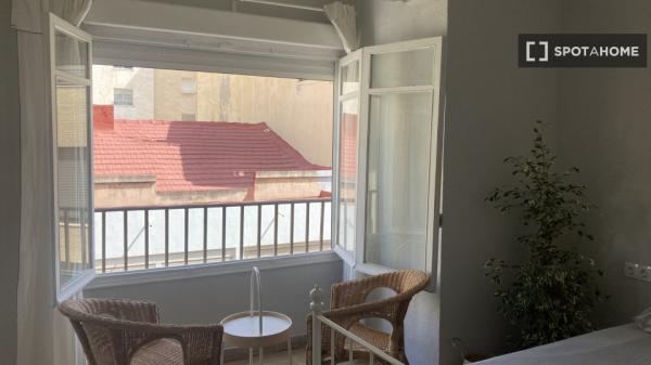 Aluga-se quarto em apartamento de 4 quartos no Mercado, Alicante