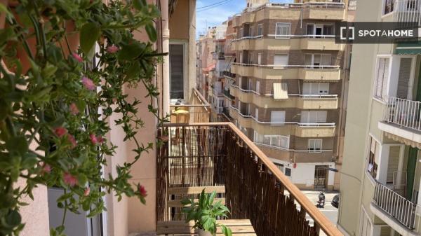 Room for rent in 4-bedroom apartment in Mercado, Alicante