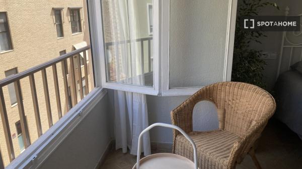 Aluga-se quarto em apartamento de 4 quartos no Mercado, Alicante