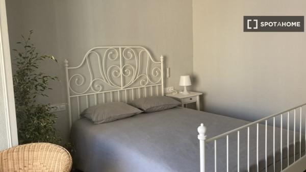 Room for rent in 4-bedroom apartment in Mercado, Alicante