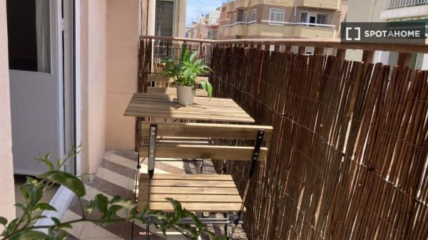 Room for rent in 4-bedroom apartment in Mercado, Alicante