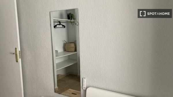 Room for rent in 4-bedroom apartment in Mercado, Alicante