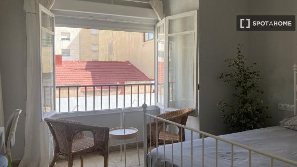 Room for rent in 4-bedroom apartment in Mercado, Alicante