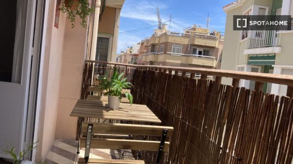 Aluga-se quarto em apartamento de 4 quartos no Mercado, Alicante