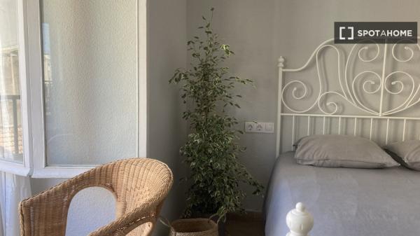 Room for rent in 4-bedroom apartment in Mercado, Alicante