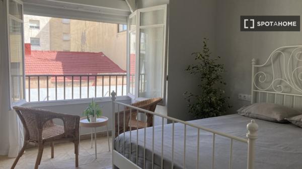 Aluga-se quarto em apartamento de 4 quartos no Mercado, Alicante