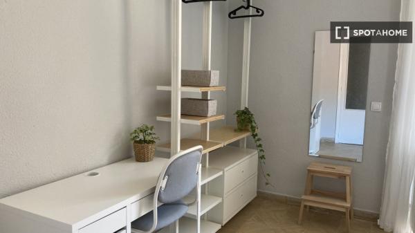 Room for rent in 4-bedroom apartment in Mercado, Alicante