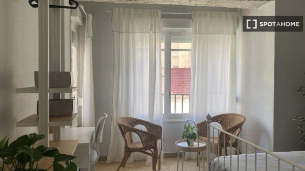 Room for rent in 4-bedroom apartment in Mercado, Alicante