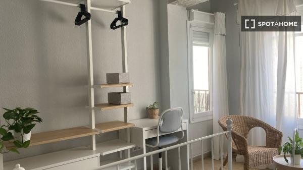 Aluga-se quarto em apartamento de 4 quartos no Mercado, Alicante