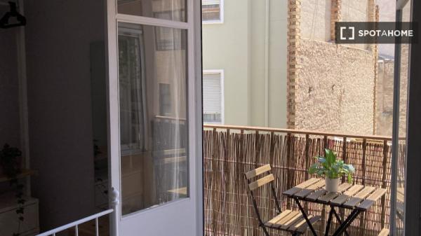 Aluga-se quarto em apartamento de 4 quartos no Mercado, Alicante