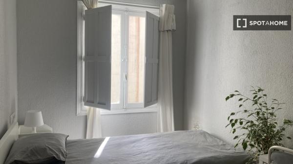 Aluga-se quarto em apartamento de 4 quartos no Mercado, Alicante