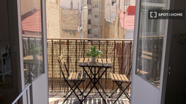 Aluga-se quarto em apartamento de 4 quartos no Mercado, Alicante