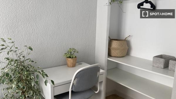 Room for rent in 4-bedroom apartment in Mercado, Alicante