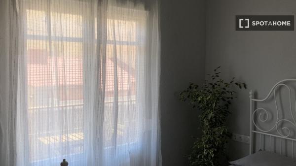 Room for rent in 4-bedroom apartment in Mercado, Alicante