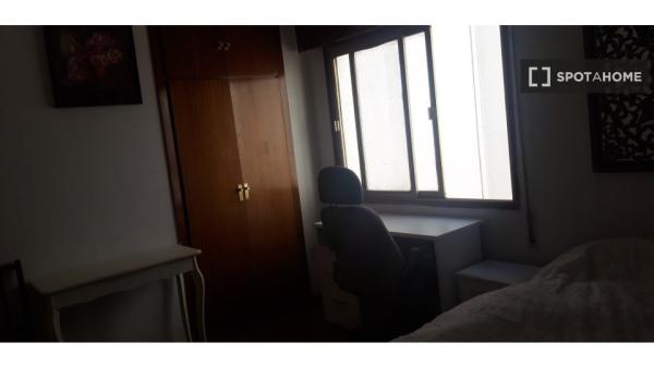 Decorated room in shared apartment in Los Pajaritos, Granada