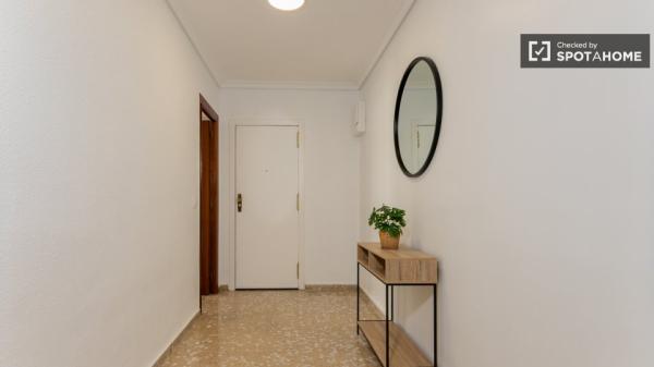 Se alquila habitación en piso de 5 habitaciones en Jesús, Valencia