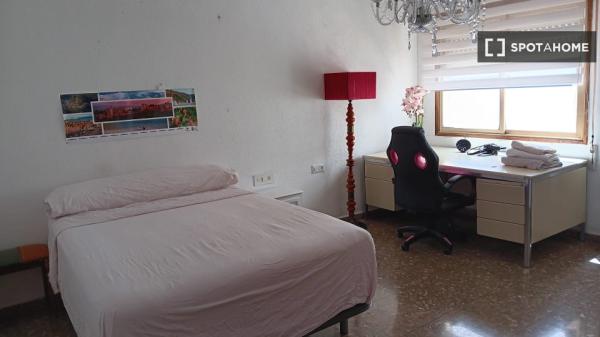 Decorated room in shared apartment in Los Pajaritos, Granada