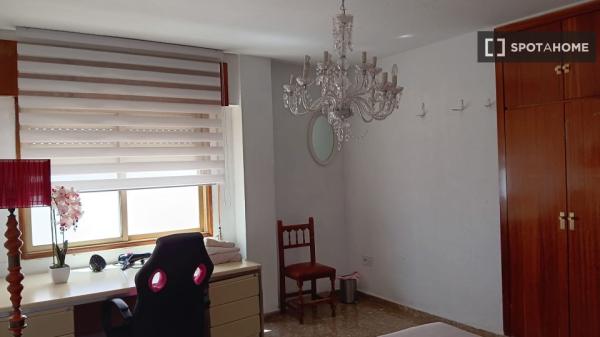 Decorated room in shared apartment in Los Pajaritos, Granada