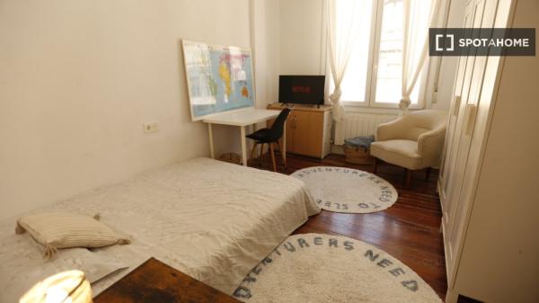 Chambre à louer dans un appartement de 5 chambres à Abando, Bilbao