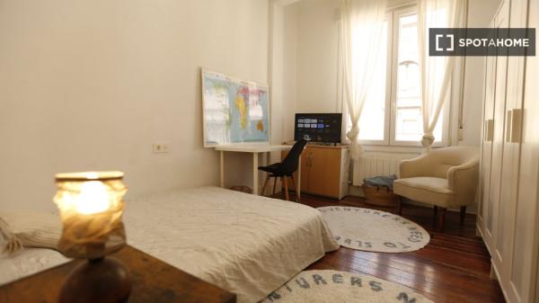 Stanza in affitto in appartamento con 5 camere da letto ad Abando, Bilbao