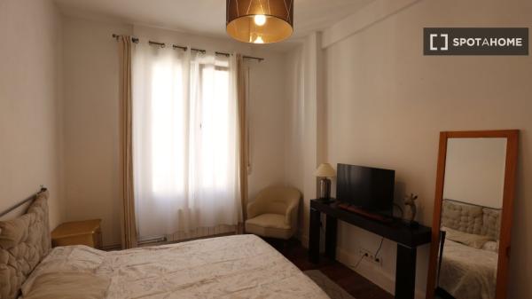 Room for rent in 5-bedroom apartment in Abando, Bilbao