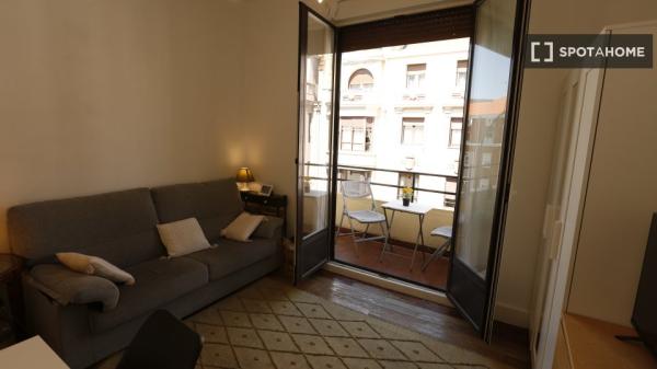 Stanza in affitto in appartamento con 5 camere da letto ad Abando, Bilbao