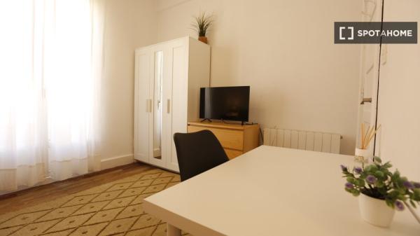 Room for rent in 5-bedroom apartment in Abando, Bilbao