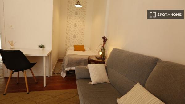 Room for rent in 5-bedroom apartment in Abando, Bilbao