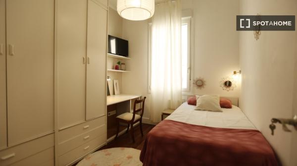 Stanza in affitto in appartamento con 5 camere da letto ad Abando, Bilbao