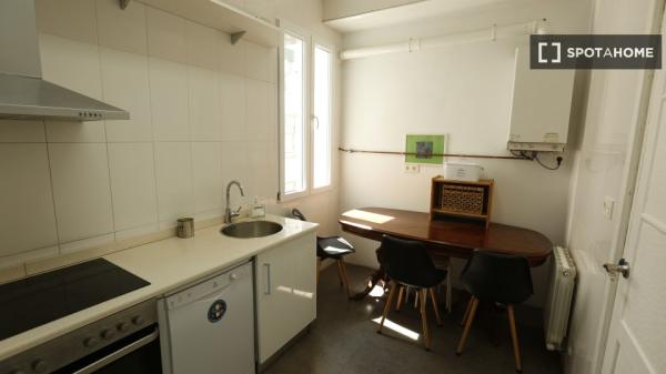 Zimmer zu vermieten in 5-Zimmer-Wohnung in Abando, Bilbao