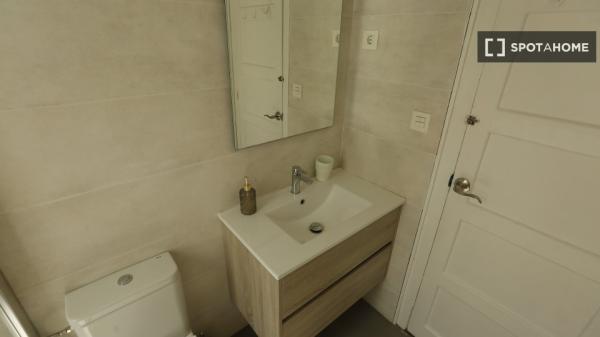 Room for rent in 5-bedroom apartment in Abando, Bilbao