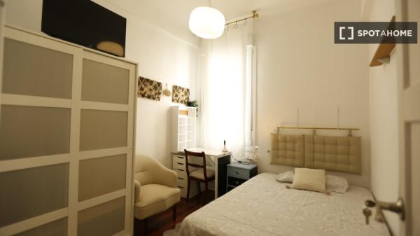 Chambre à louer dans un appartement de 5 chambres à Abando, Bilbao