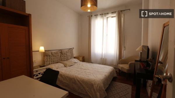 Room for rent in 5-bedroom apartment in Abando, Bilbao