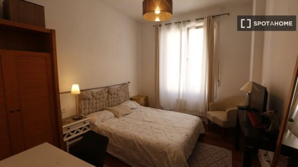 Stanza in affitto in appartamento con 5 camere da letto ad Abando, Bilbao