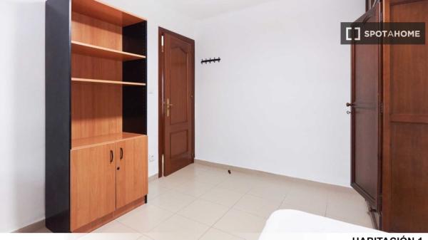 Alquiler de habitaciones en piso de 3 dormitorios en Sevilla