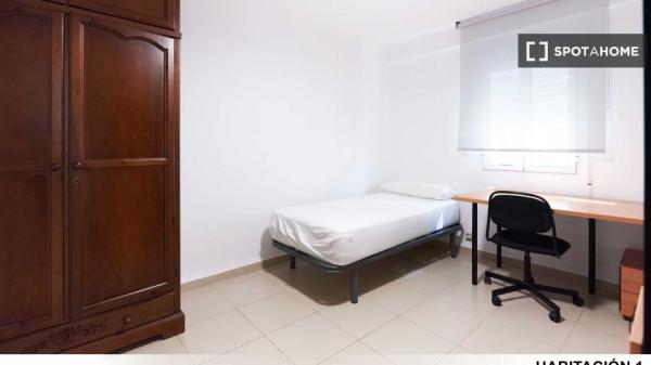 Alquiler de habitaciones en piso de 3 dormitorios en Sevilla