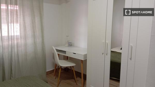 Piso entero de 4 habitaciones en Zaragoza