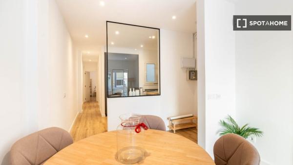 Hermoso apartamento con balcón exterior a pasos del metro Joanic