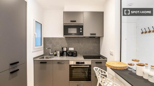 Hermoso apartamento con balcón exterior a pasos del metro Joanic