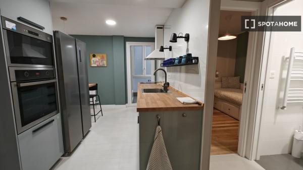 Se alquila habitación en piso de 5 habitaciones en Bilbao