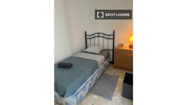 Se alquila habitación en apartamento de 3 dormitorios en Barcelona