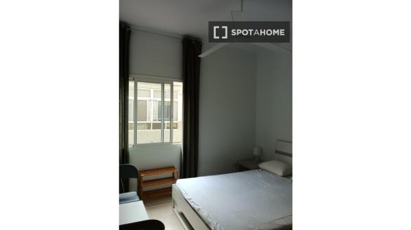 Camera in affitto in appartamento con 5 camere da letto