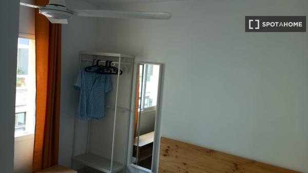 Quarto para alugar em apartamento de 5 quartos